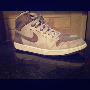 Men’s 10.5 AIR JORDAN 1 MID RESPECT